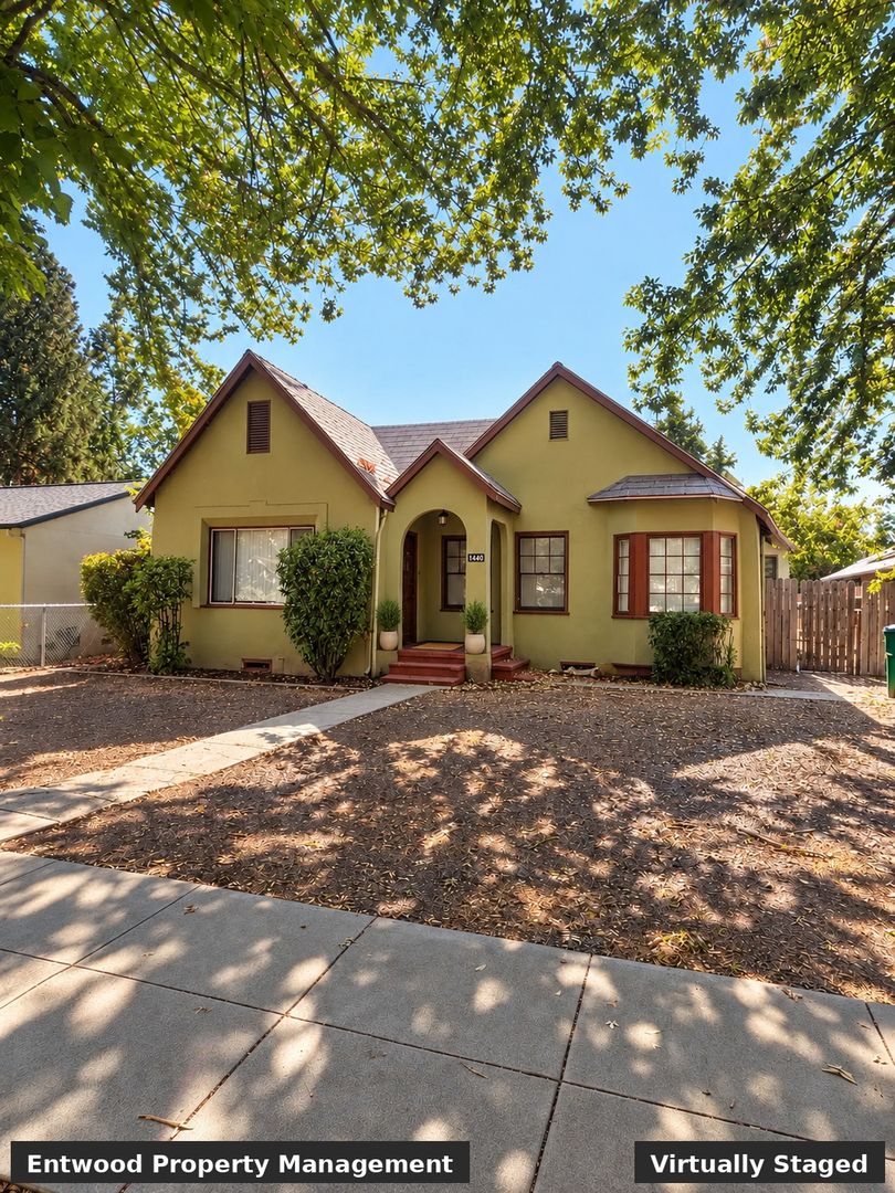 Chico House: 1449 Hobart St - 1449