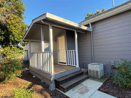 Beautiful one bedroom cottage style with private entrance! – photo 1