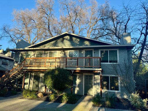 Private Room in Spacious 4 Bedroom 2 Bath with Laundry On-Site! – photo 1
