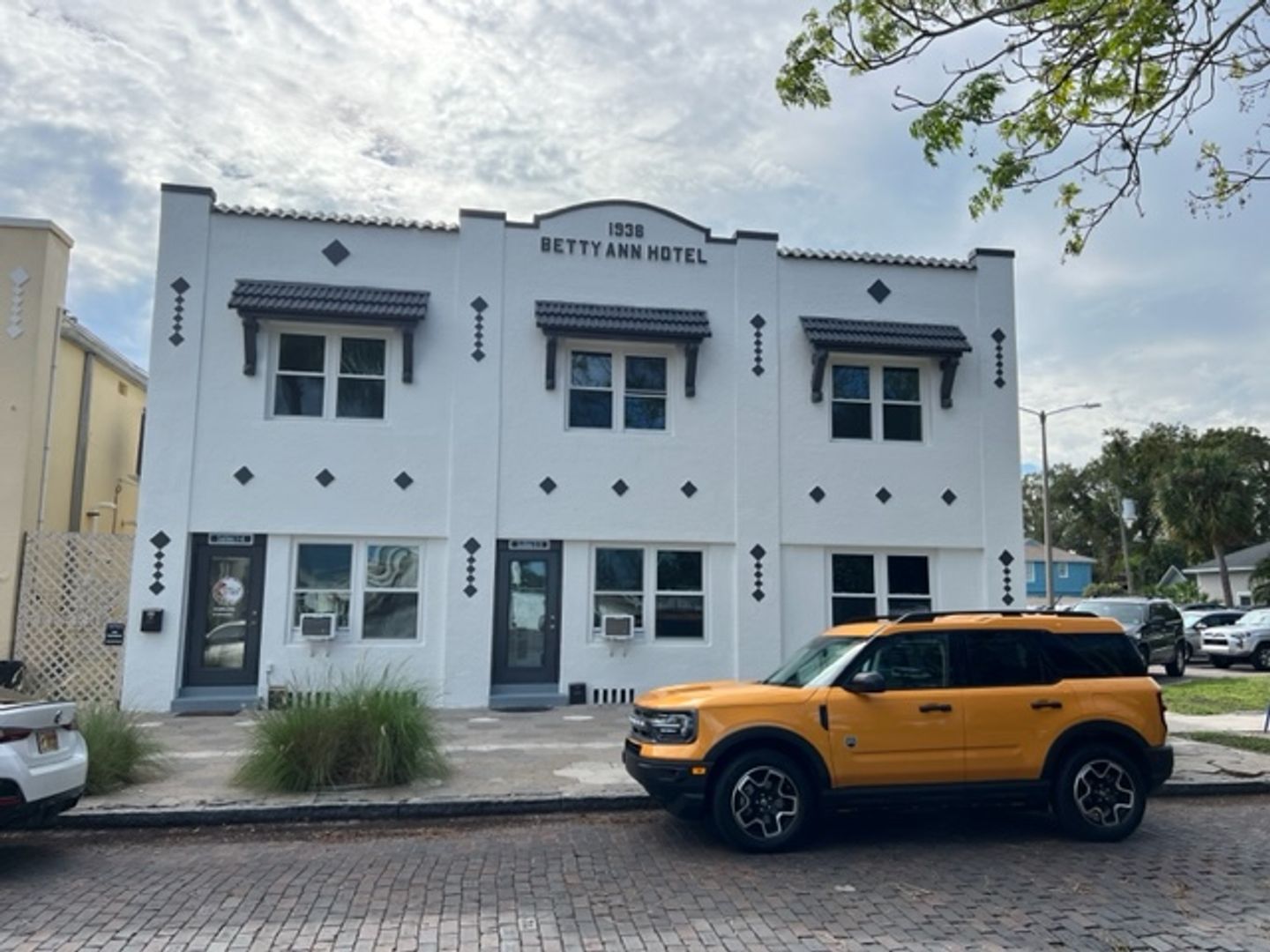 St Petersburg Apartment: 406 11th Ave. N