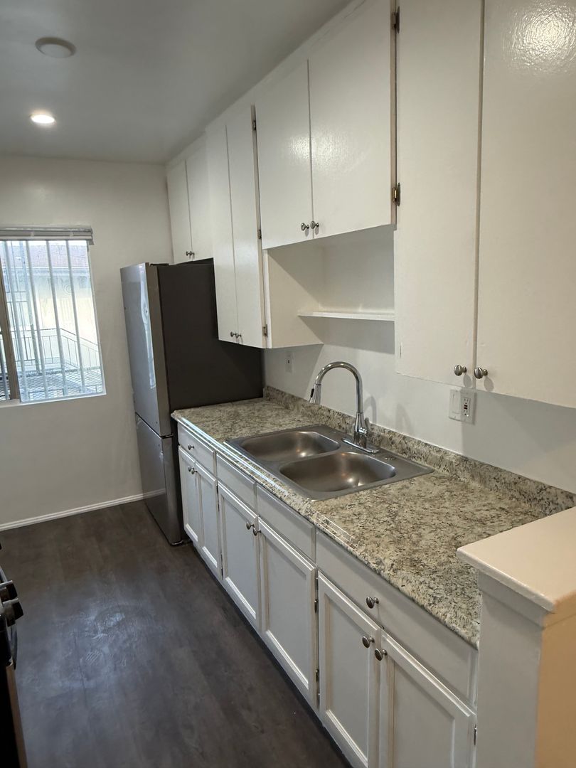 Los Angeles Apartment: 4800 August St.