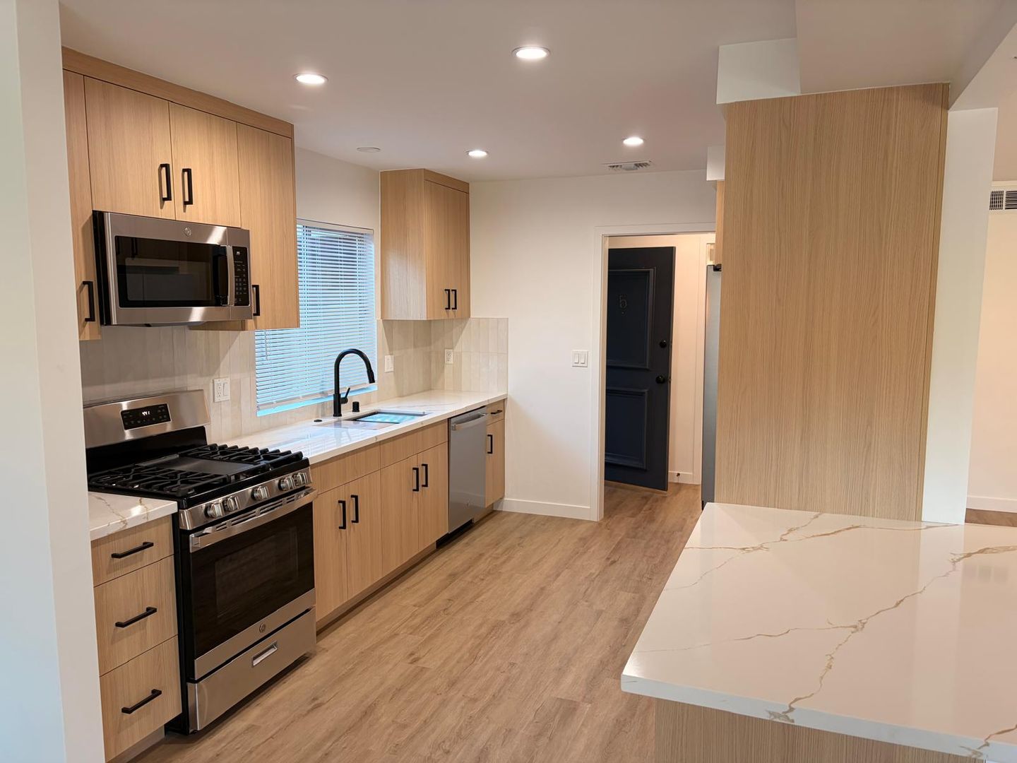 Los Angeles Apartment: 3192 Queensbury Dr.