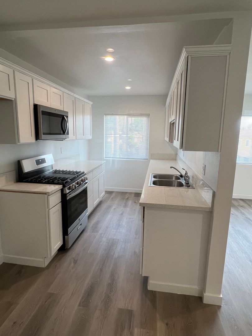 Los Angeles Apartment: 4800 August St.