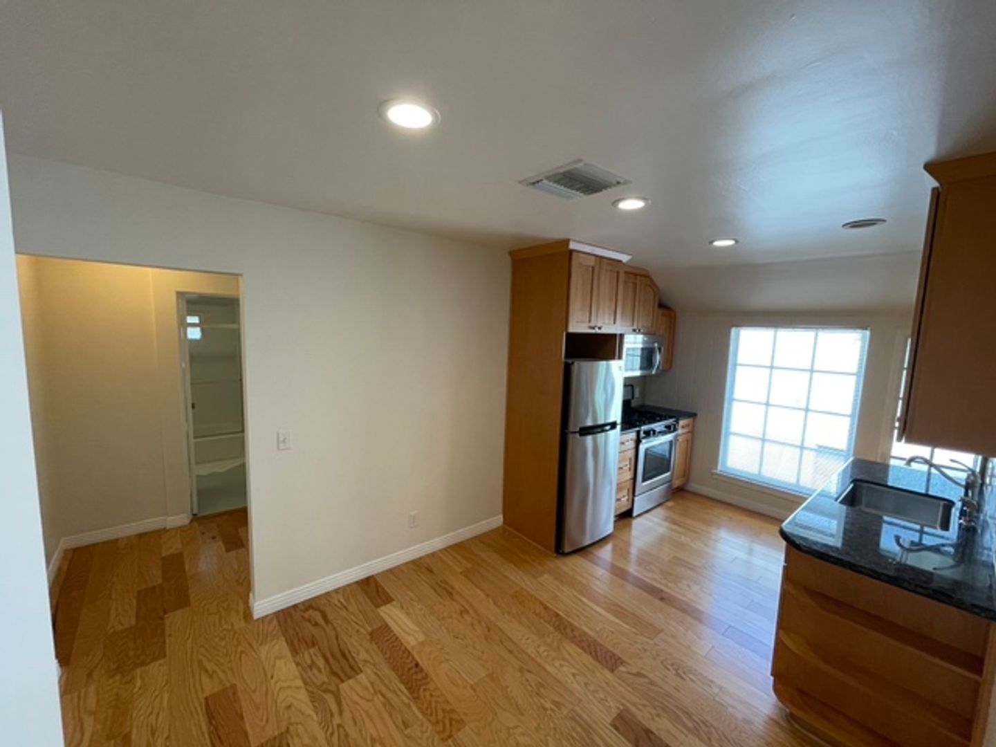 Los Angeles Apartment: 3192 Queensbury Dr.
