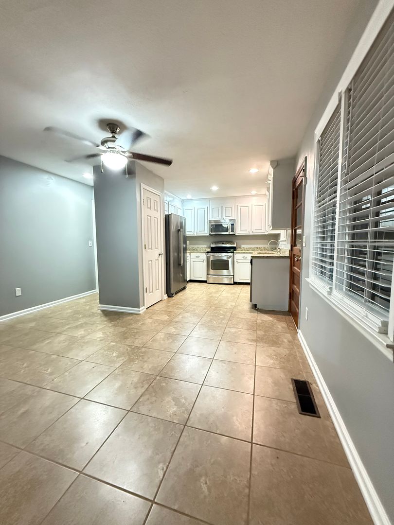 Charleston House: 1379 Nye Street