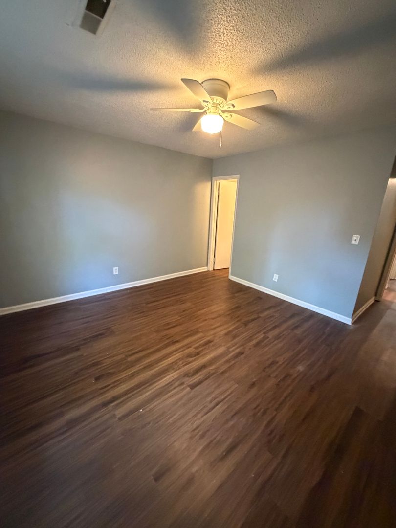 Ladson Apartment: 232 Miami St