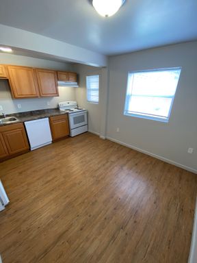 Coming Soon for October!! Top Floor Spacious and Comfortable 2 Bedroom!!! – photo 1