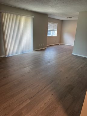 2-Bedroom, 2-Bath Ground-Level Apartment – photo 1