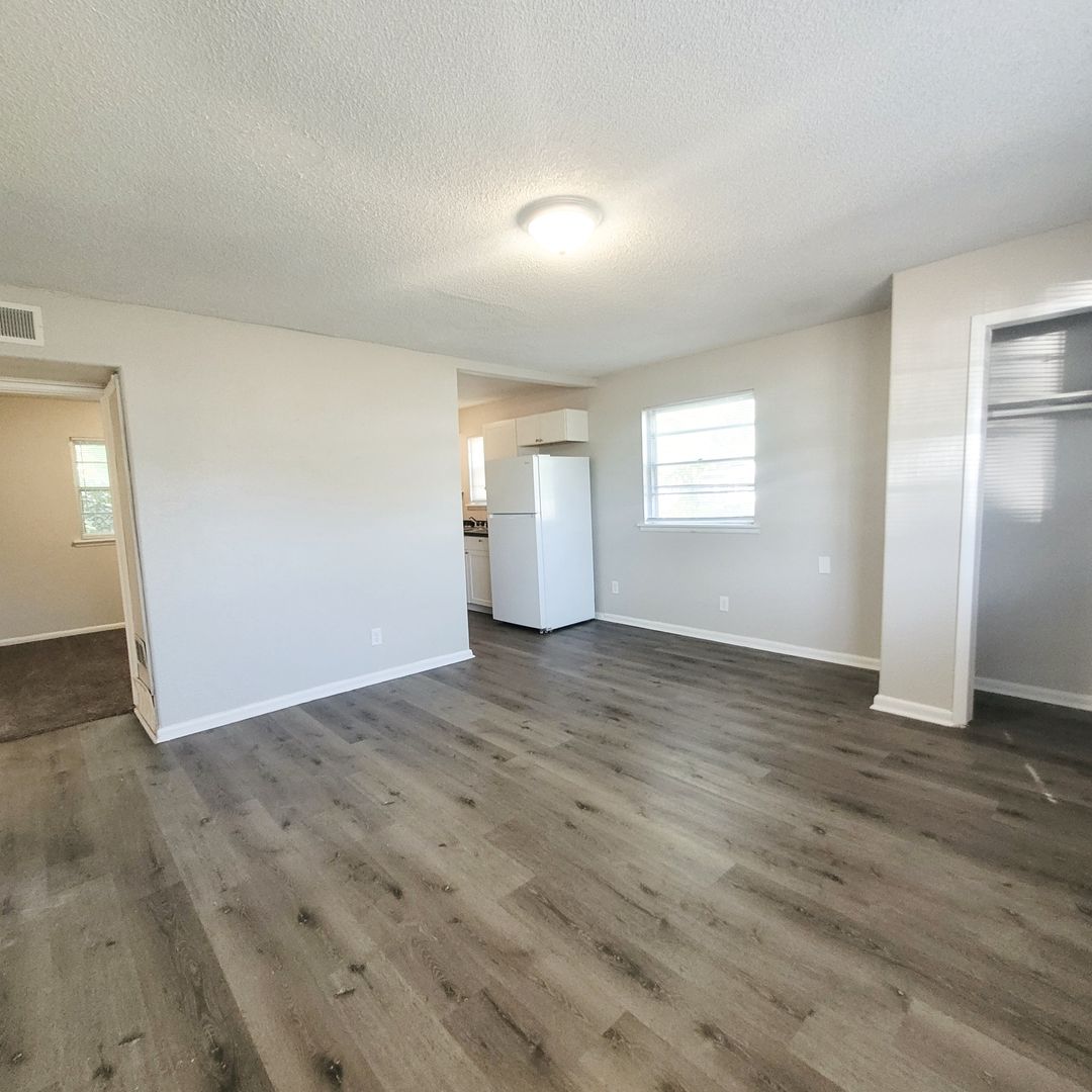 Topeka Apartment: 423 SE Winfield