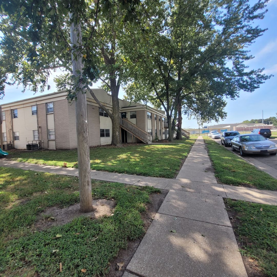 Topeka Apartment: 423 SE Winfield