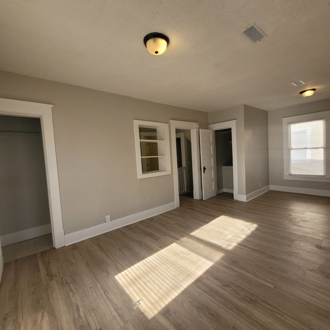 Topeka Apartment: 1527 SW Mulvane St