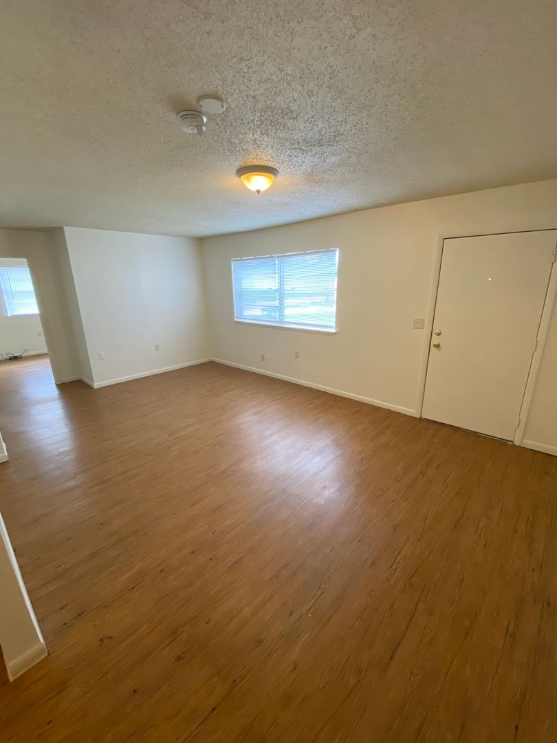 Topeka Apartment: 423 SE Winfield