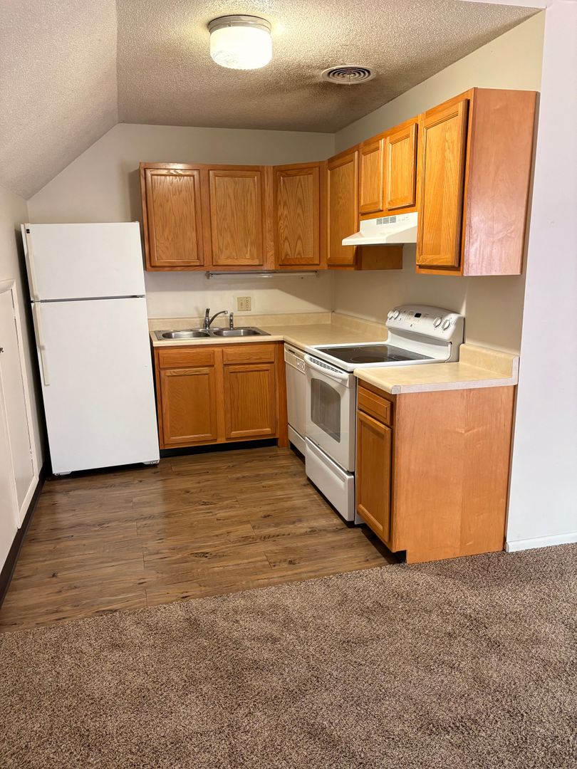 Manhattan Apartment: 1100 Garden Way