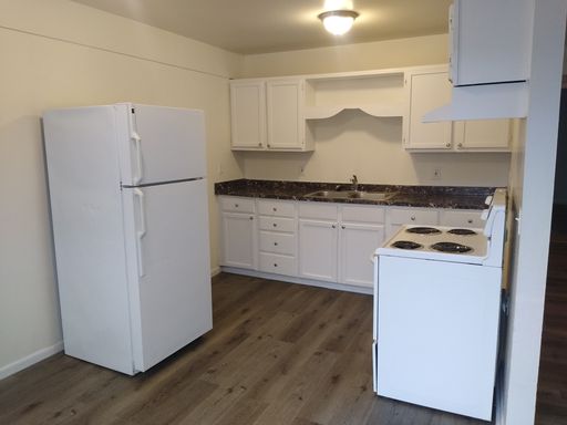 AVAILABLE NOW FOR AN AUGUST MOVE IN!! Top Floor 2 Bedroom Apartment! – photo 1