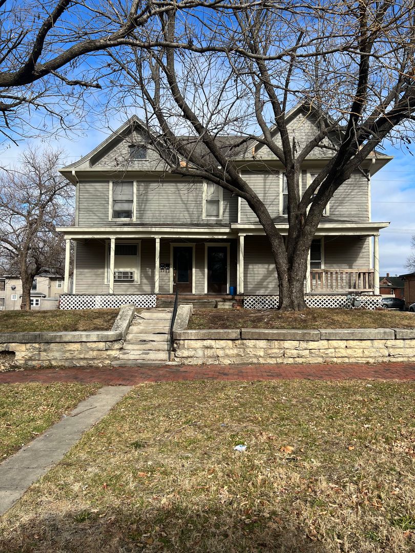 Topeka Apartment: 812/814 SW 6th Ave