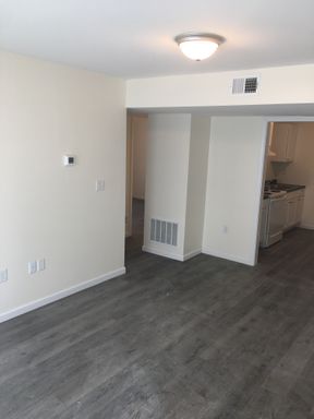 Coming Soon For Mid-october!! Ground Floor Large 2 Bedroom Duplex!!! **Special Offer!!** – photo 1