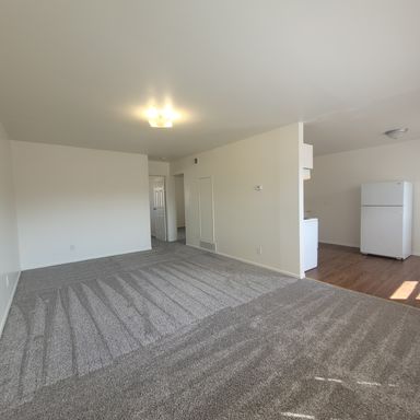 COMING SOON!! TOP FLOOR LARGE 2 BEDROOM!!! **SPECIAL OFFERS!!** – photo 1