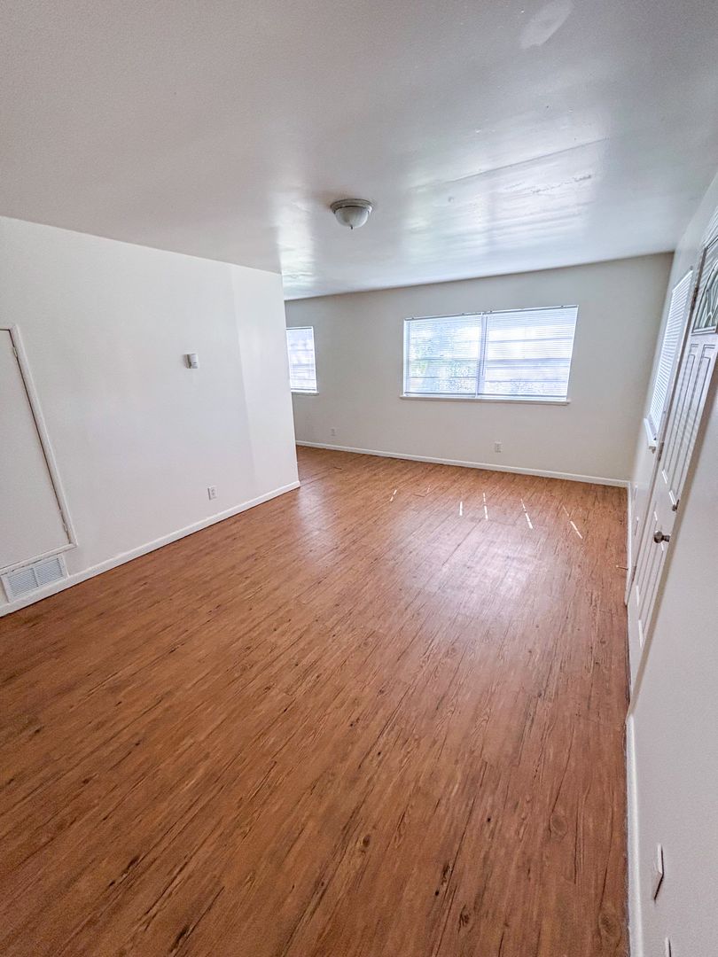 Topeka Apartment: 423 SE Winfield