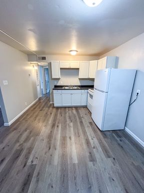 Renovated 2-bedroom on 1st Floor! – photo 1