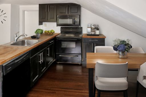 Updated 2 Bedroom, 1 Bathroom Apt in Berwyn!