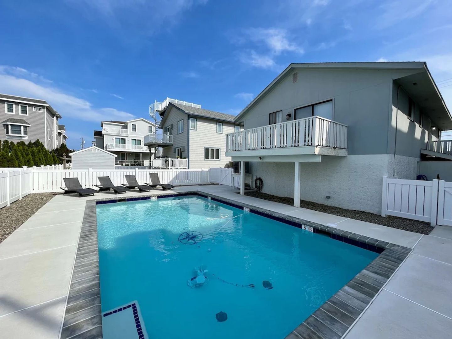 Avalon House: 325 7th St - WINTER RENTAL ONLY