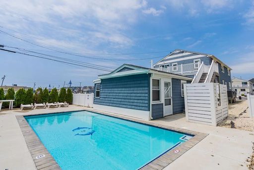 WINTER RENTAL ONLY - 3 Bed / 1 Bath Beach Block Unit - Accommodates 6