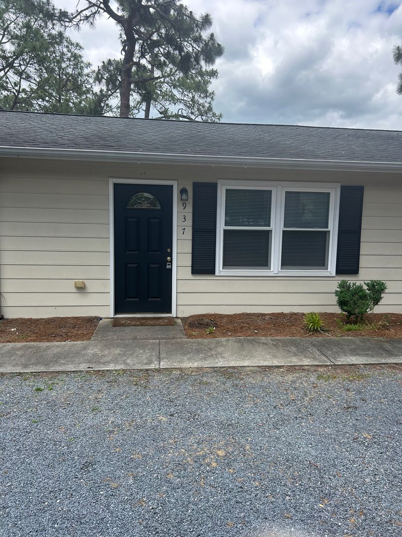 Southern Pines Apartment: 935 N. Ashe St.