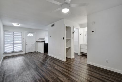Renovated Hyde Park Studio with W/D included – photo 1