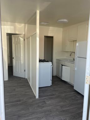 One bedroom One bath READY!! GREAT MOVE IN SPECIAL! – photo 1
