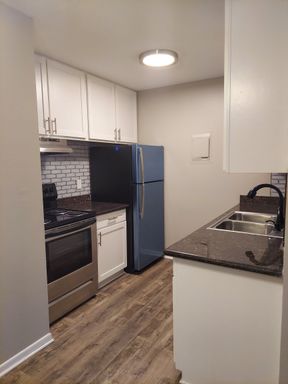 Newly renovated 2 bedroom apartment in prime Delano Location