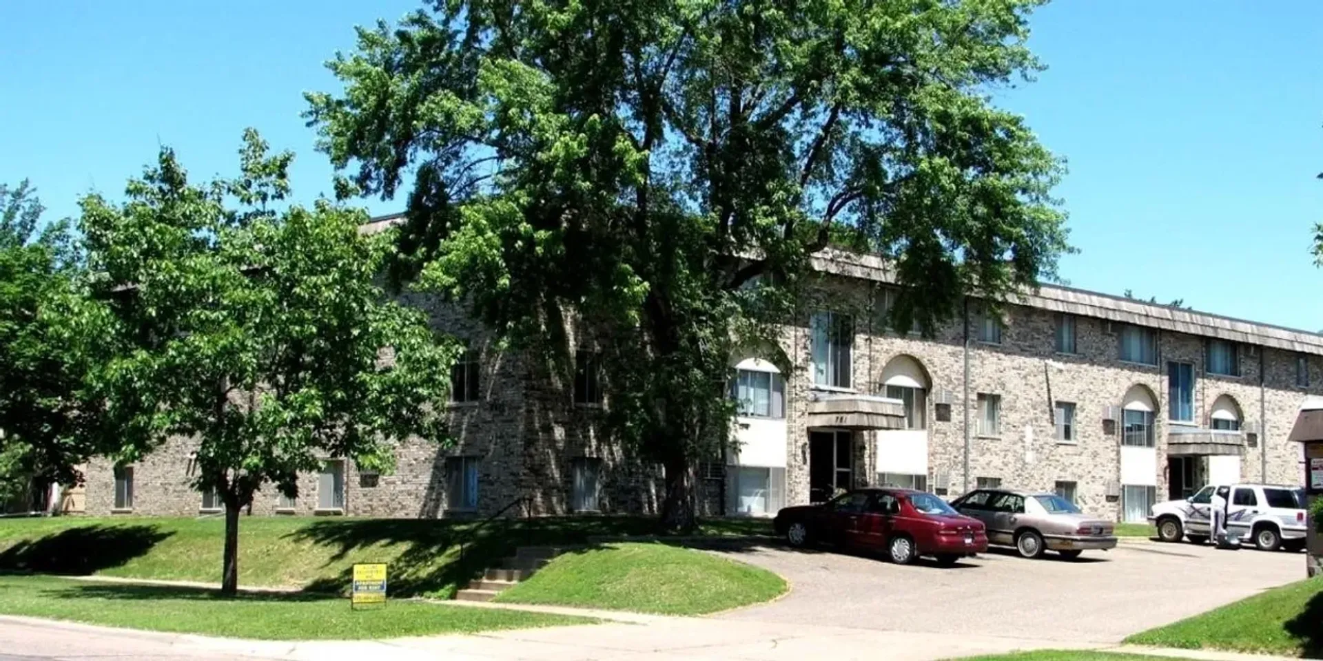 St. Paul Apartment: 761 Como Ave