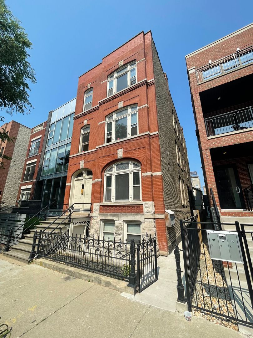 Chicago Apartment: 1013 N Winchester Ave