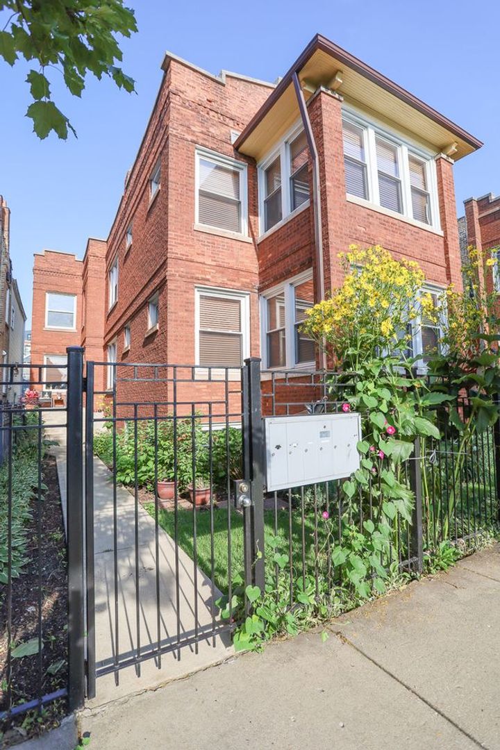 Chicago Apartment: 2734 N Campbell Ave