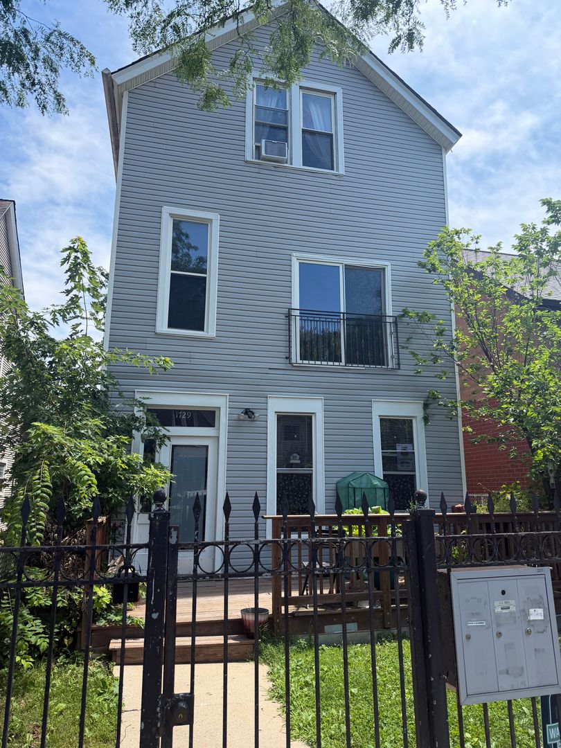 Chicago Apartment: 1729 N Whipple St