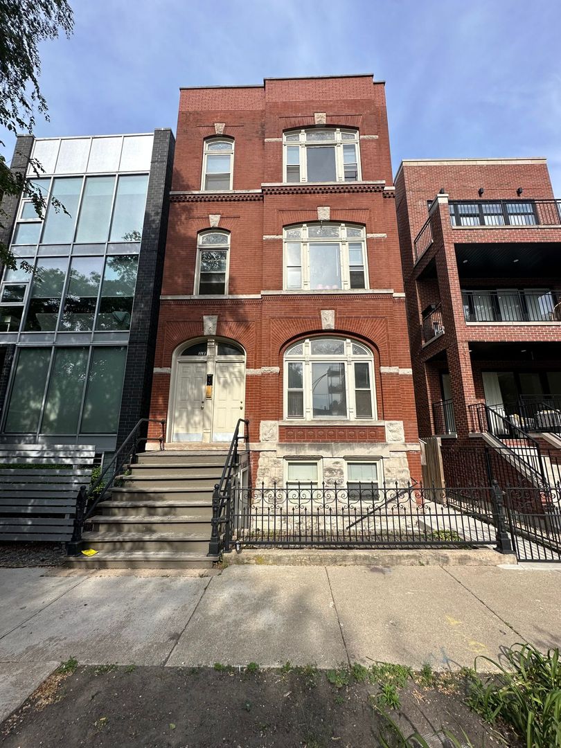 Chicago Apartment: 1013 N Winchester Ave