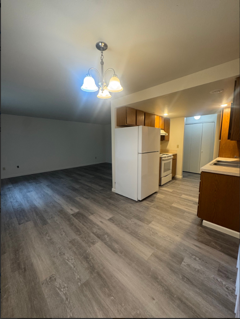 Wenatchee Apartment: 120-216 N Miller St