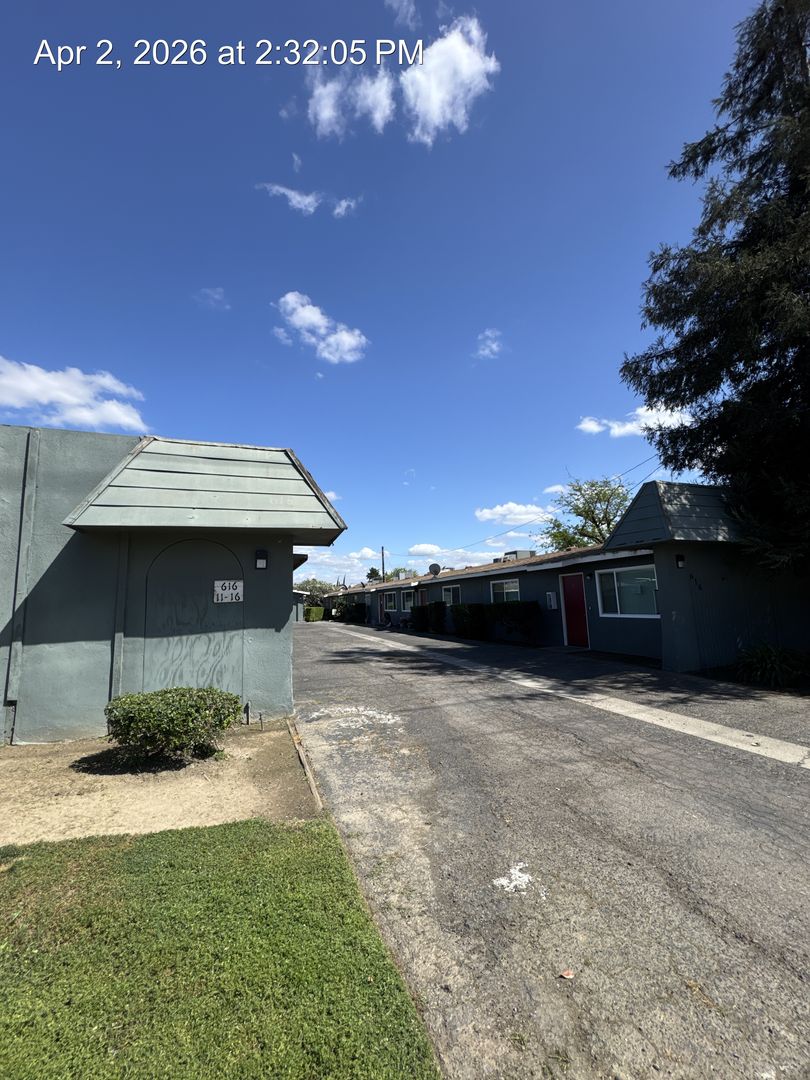 Tulare Apartment: 616-620 N Blackstone Avenue