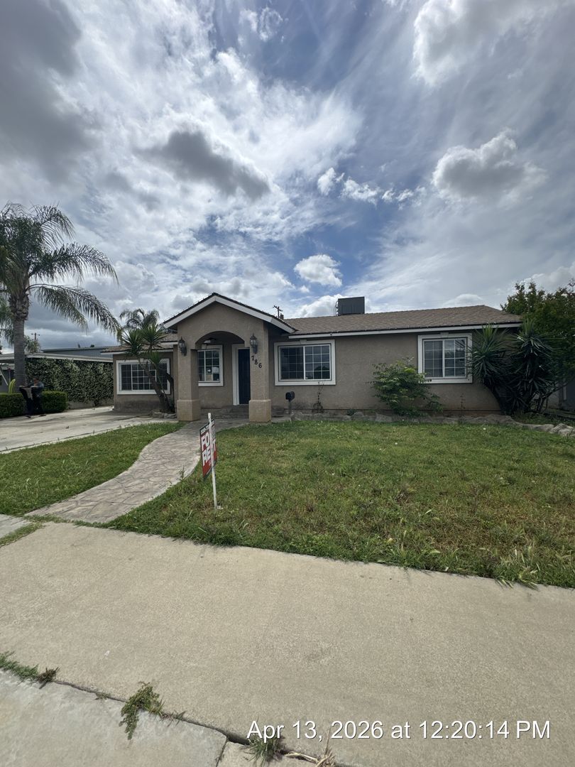 Dinuba House: 786 E North Way