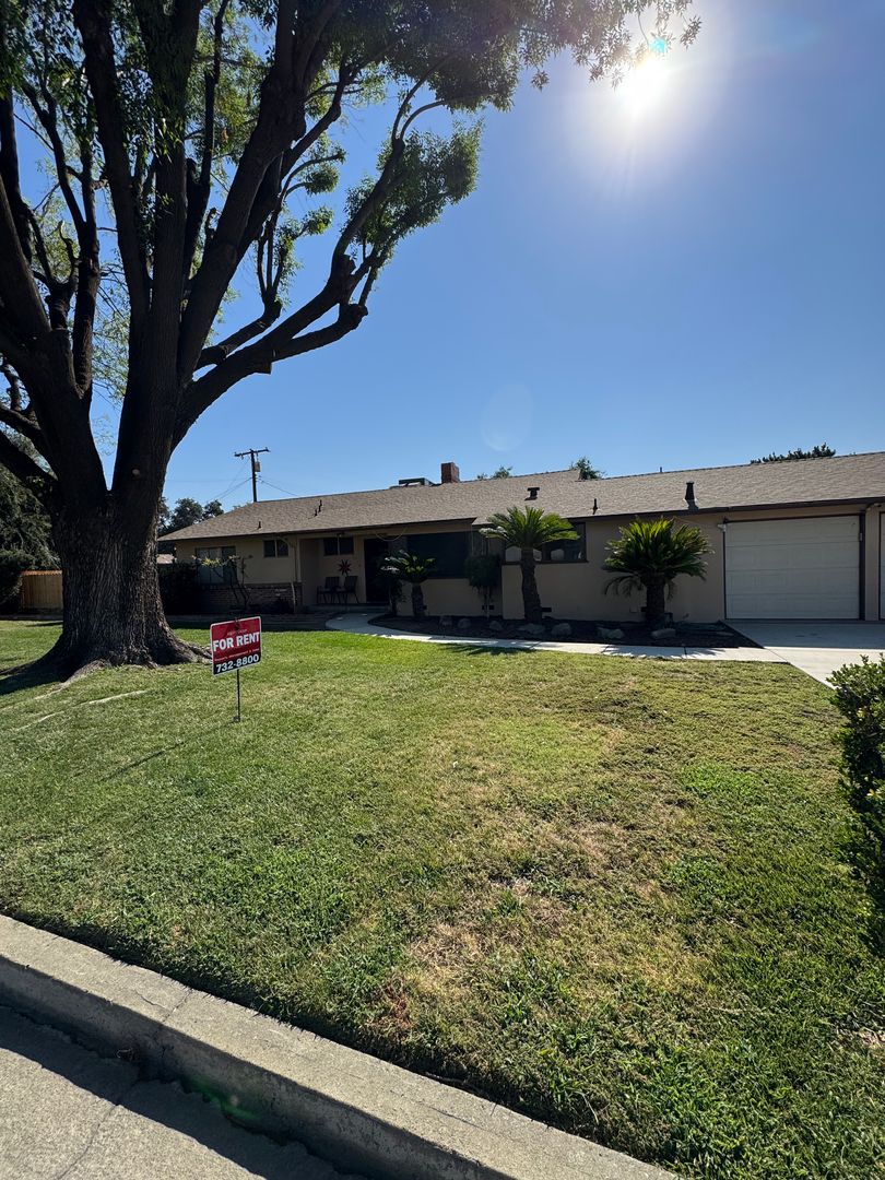 Visalia House: 2710  E Westcott Ave