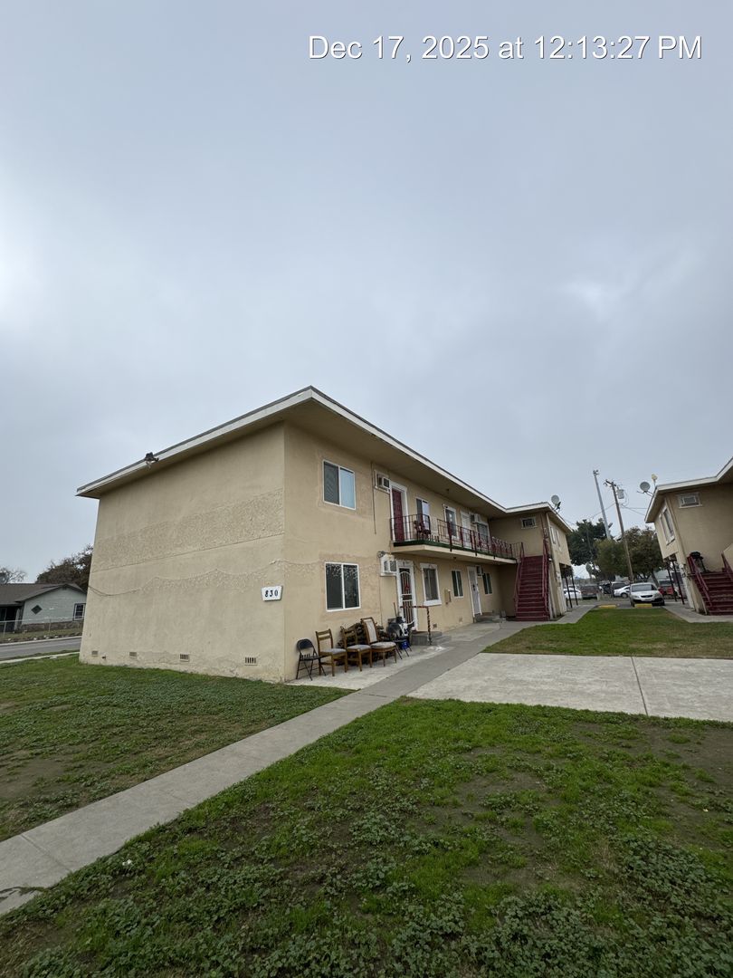 Hanford Apartment: 830 West Davis