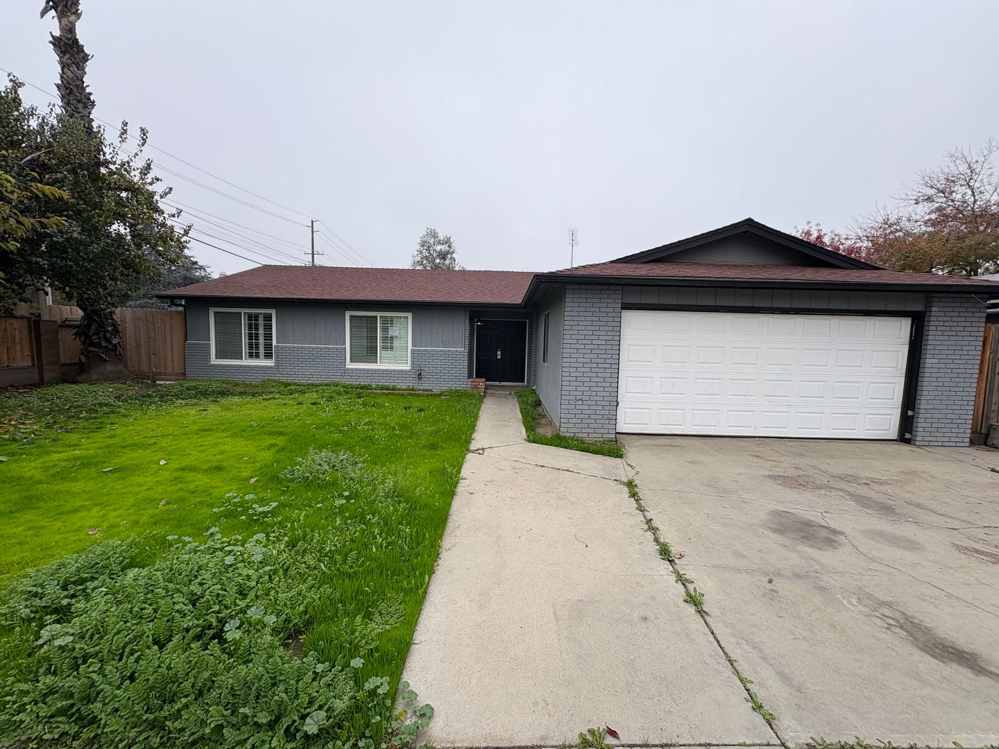 Visalia House: 1937 South Chinowth St