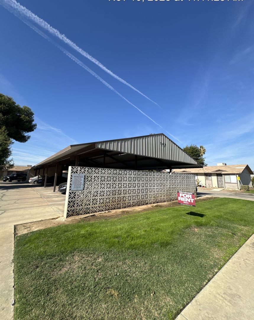 Lindsay Apartment: 569 North Elmwood Ave