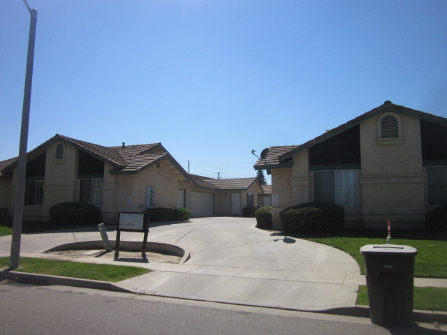 Tulare Apartment: 975-83 North Lynora