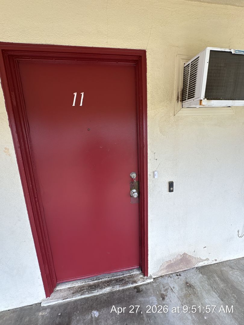 Tulare Apartment: 340-352 S Blackstone St