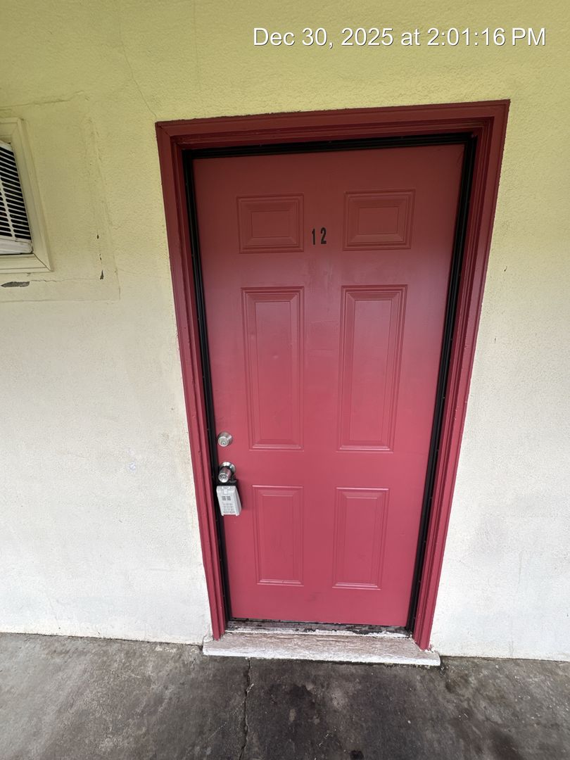 Tulare Apartment: 340-352 S Blackstone St