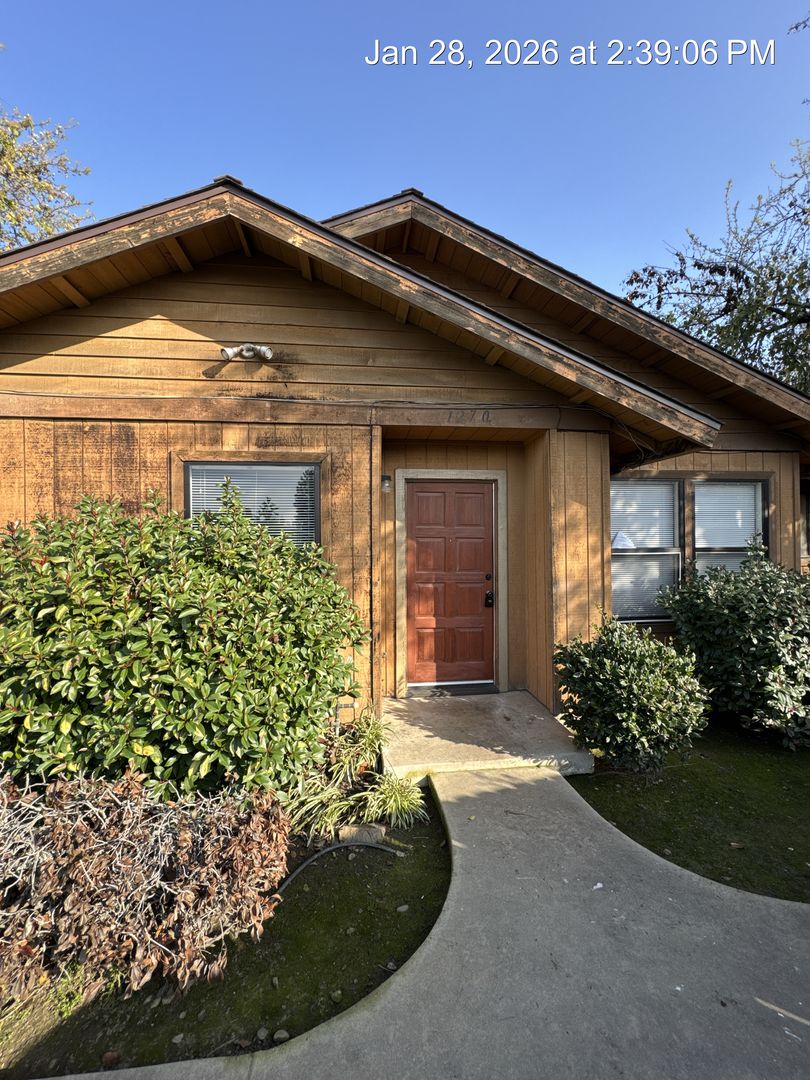 Tulare Apartment: 1264-72 Tustin Circle