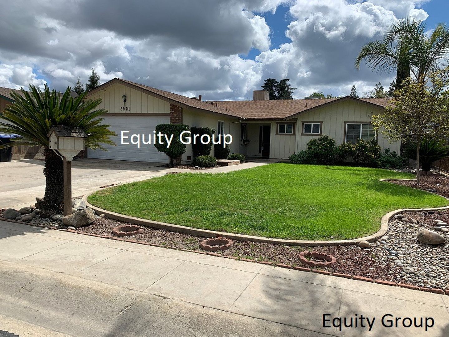 Visalia House: 2921 West Country