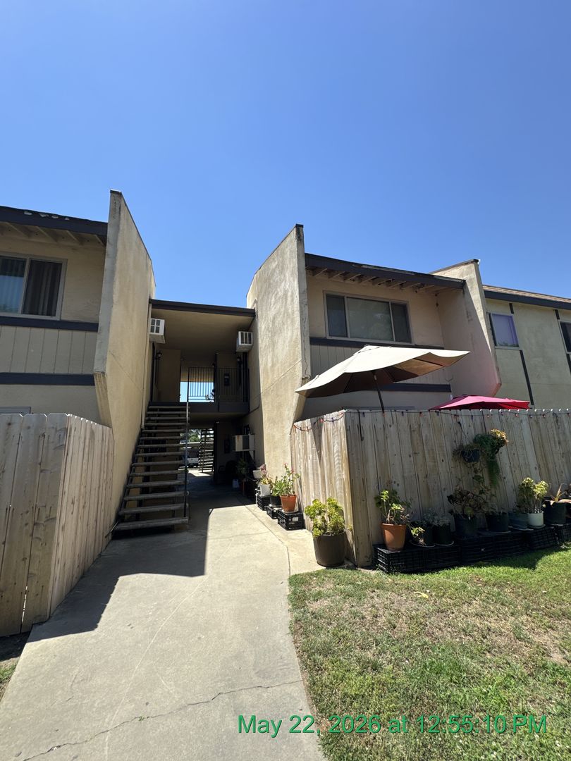 Visalia Apartment: 1300-1446 West Elowin Ave