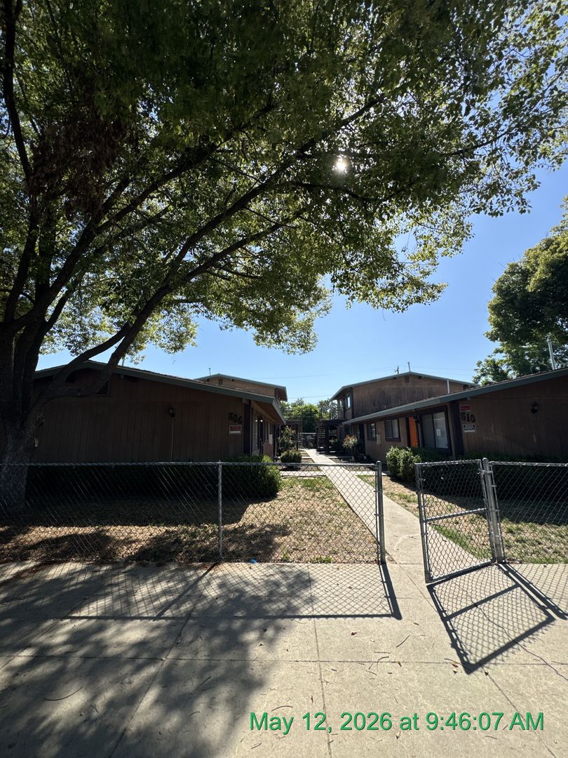 Visalia Apartment: 806 South Court St