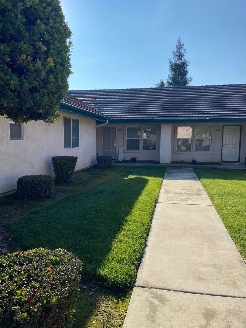 Visalia Apartment: 2517-2523 West Oriole Avenue